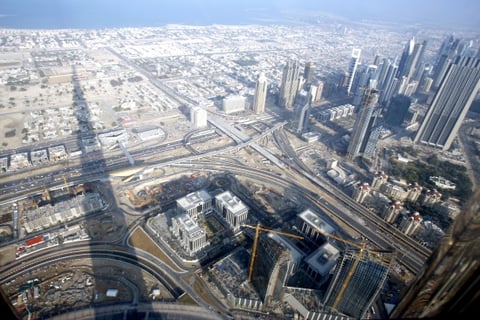 Hace apenas unos años, Dubai no era más que una soñolienta población pesquera pero se convirtió en las últimas dos décadas en un centro comercial de gran importancia para el Medio Oriente gracias a sus políticas promotoras del comercio.