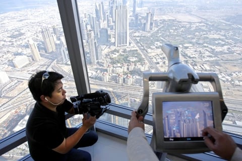 El rascacielos fue inaugurado en medio de una grave crisis financiera para la ciudad estado, uno de los siete pequeños reinos que conforman los Emiratos Arabes Unidos.