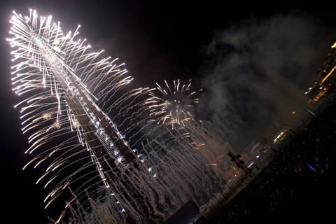 El gobernante hereditario del emirato de Dubai develó una placa ubicada en la base del rascacielos, dando comienzo a los festejos que incluyeron danzas tradicionales del Golfo Pérsico.