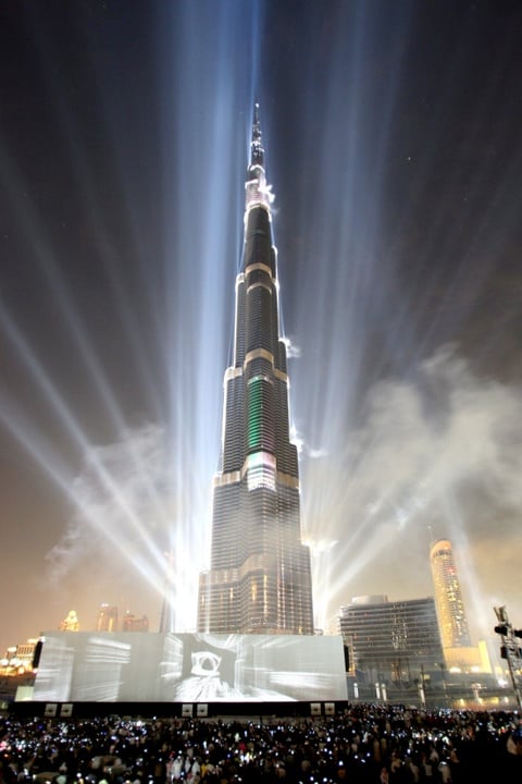 Dubai inauguró el edificio más alto del mundo, con la esperanza de alejar la atención internacional de la profunda crisis financiera del emirato del Golfo Pérsico y reencender el optimismo que alimentó su crecimiento turbocargado.