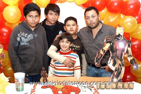 02012010 Miguel de la Cruz Sánchez en su cumpleaños junto a Víctor de la Cruz, Eduardo y Alejandro Flores, y Roberto García.