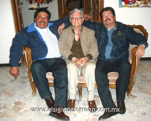 02012010 Don Víctor Escandón Hernández con sus hijos José Luis y Enrique Escandón Jiménez.