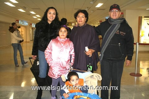 01012010 México. Tania Acevedo Méndez y Emiliano Revelo Acevedo fueron recibidos por Arturo Acevedo Moya, Mariana Méndez Morales y Jimena Vázquez Acevedo.