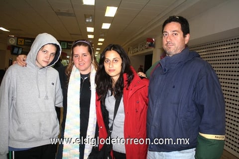 01012010 México. Denise Dubois fue recibida por Mauricio Dubois, Natalia Villalobos y Sonia Villalobos.