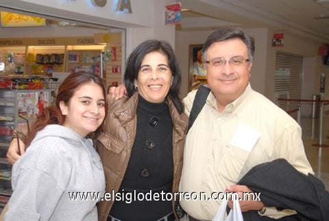 04012010 California. Rumbo a San Diego viajaron Estefanía y Reynaldo Ricalde, quienes fueron despedidos por Oliva Fernández.