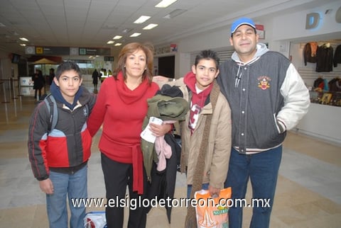 04012010 Hermosillo. Lorena Guzmán de Peralta, Andrés y Jorge Peralta fueron despedidos por Israel Guzmán.