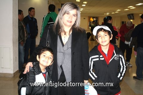 02012010 México. Rosario Sánchez, Alejandro y Alan Salas antes de emprender su viaje.