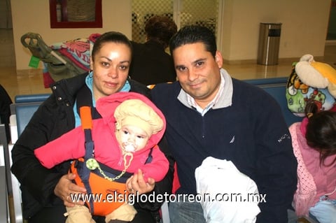 02012010 Cuernavaca. Flor Reyes, René Rimada y Merceces Rimada antes de abordar el avión.