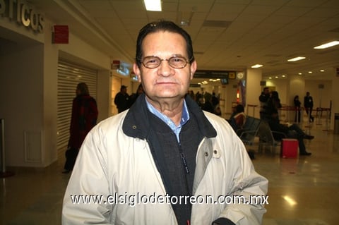 02012010 Distrito Federal. Juan Gómez Junco momentos antes de viajar.