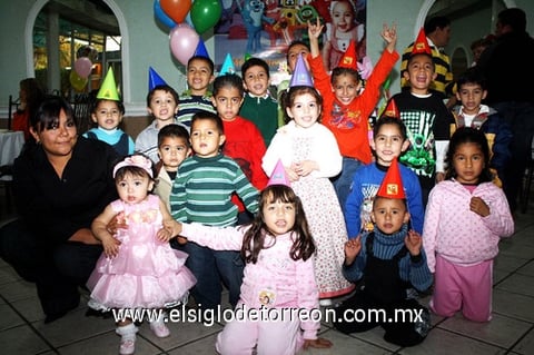 01012010 Acompañada de sus primos aparece Heidi Verónica en su fiesta de cumpleaños.