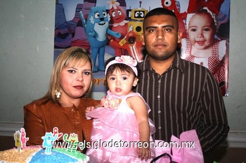 01012010 Heidi Verónica con sus papás Lic. Heidi Verónica Aguilar de Galván y Luis Enrique Galván Barrón.