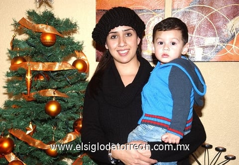 03012010 Linda de Guerrero con su hijo Maximiliano Guerrero.