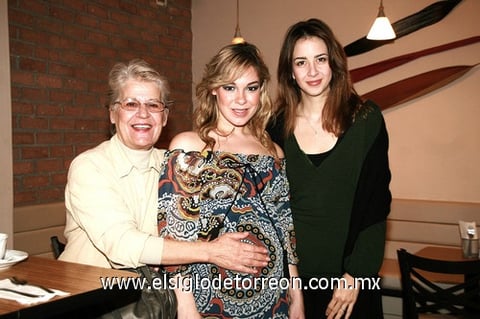 03012010 Regina Villarreal de Graham acompañada por María Luisa de Graham y Ana Cuevas.