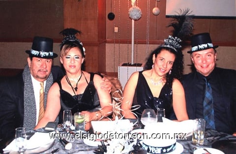 03012010 Lic. Juan Francisco Gutiérrez y su esposa C.P. Carmen Haydeé de Gutiérrez, Lic. Sergio Olivares y su esposa C.P. María de Lourdes de Olivares, disfrutaron de la velada de fin de año, donde degustaron ricos platillos en el Hotel Crowne Plaza y fue amenizado por una orquesta conocida de la localidad.