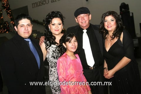 01012010 Felices. Rogelio Cantú, Minerva Navarro, Fernando Navarro, Nidia Silva y Michelle Téllez.