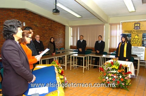 03012010 El jurado haciendo entrega de la constancia de Grado de Maestría en Impuestos a C.P. Xóchitl López Rivas.
