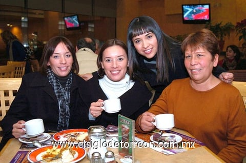 03012010 Reciben el año. Ana Lynn de González, Melina de Gallardo, Cristina Hernández y Cristina de Hernández.