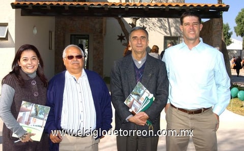 03012010 Claudia García, padre Luis Manrique, padre Felipe Espinoza y Gabriel González.