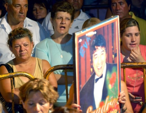 El frontis de la casa de Sandro, en la localidad bonaerense de Banfield, se convirtió en un centro de peregrinaje, en su mayoría de mujeres, que invadidas por el llanto, rezan de rodillas por el eterno descanso del cantante.