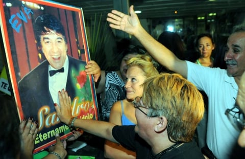 Sandro grabó su último álbum en 1980, pero siguió dando conciertos a sala llena en Buenos Aires hasta que en 2004 ya no pudo más.