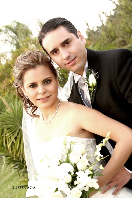 Contrajeron nupcias en la parroquia Los Ángeles, Srita. Clara A. Ibarra Macías y Lic. Jesús Antonio Verástegui
Vázquez, el siete de noviembre de 2009, en punto de las 20:30 horas.

Susunaga Fotografía