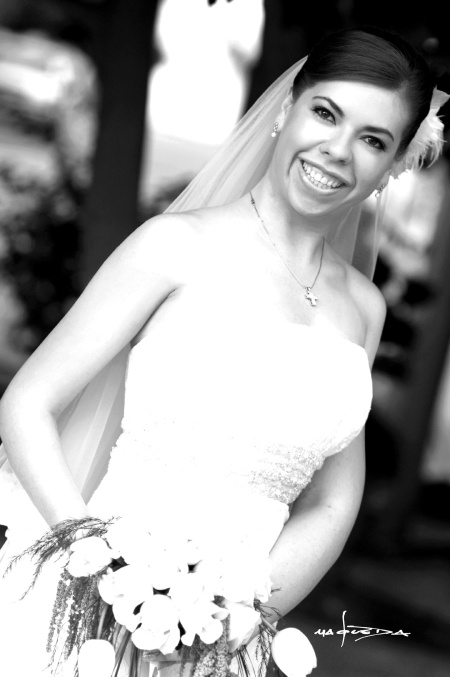 Master en Admón. Ivett Selene Granados Ortiz, feliz el día de su boda con el Ing. Luis Alberto Gutiérrez Rosales.

Maqueda Fotografía