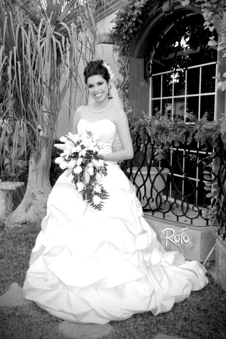 Radiante lució la Dra. Marcela Martínez Mancha el día de su boda con el Dr. Juan Fernando Alberto De León.

Rofo Fotografía