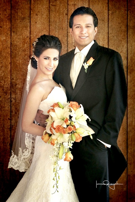 Efectuaron su enlace nupcial, Lic. María Elena Guajardo Meza e Ing. Víctor Hugo Cerón Vega, en la parroquia de San Pedro Apóstol, el 19 de diciembre de 2009, a las 17:30 horas. 

Estudio Laura Grageda