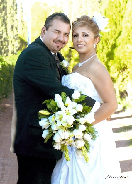 Contrajeron matrimonio en la iglesia de San Pedro y San Pablo, Srita. Perla del Rocío Martínez Fernández y Sr. Mario Alberto Valdez Basurto, el 13 de diciembre de 2009, en punto de las 16:00 horas. 

Estudio Morán
