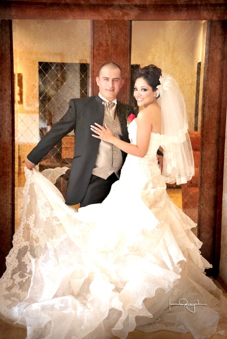 Recibieron la bendición nupcial, Lic. Wendy Castrejón Echávarri y MVZ. Juan Carlos González Enríquez, en la iglesia del Sagrado Corazón de Jesús, el 21 de noviembre de 2009, a las 20:00 horas. 

Estudio Laura Grageda