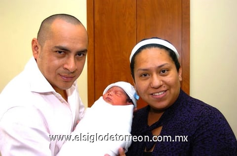 05012010 El guapo y bien portadito Demian junto a sus padres Juan Manuel Lino Ramírez y Nuria Ramos de Lino.