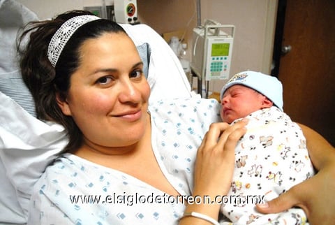 05012010 María Guadalupe Chávez González con su segundo hijo varón Alfonso.