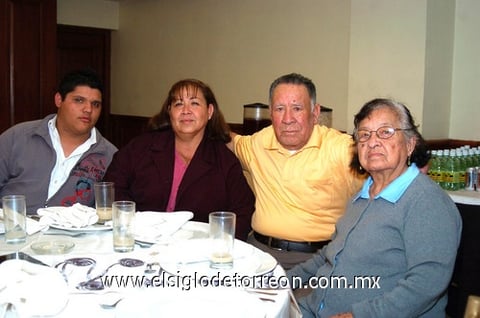 05012010 José Antonio Rivas, Laura Pérez, Pablo Pérez y Lupita de Pérez.