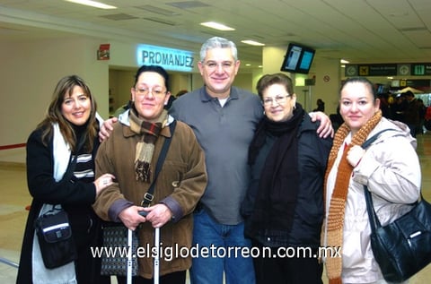 05012010 Guatemala. Karla y José Góngora regresan a casa
y fueron despedidos por Flor Delis, Cony y Flor
Góngora.