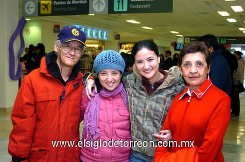 04012010 México. Hiromi fue despedida por sus padres Alfonso
y Lulú y su hermana Kaori Hayakawa.