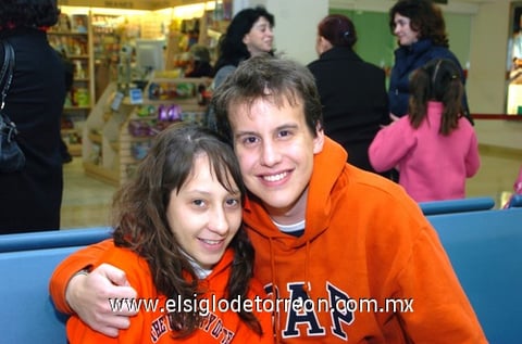04012010 Distrito Federal. Daniela Gamboa acudió a darle
el adiós a su novio Abraham Aguado.