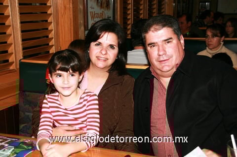 06012010 Cristy e Iñaki con su hijita Sofi.
