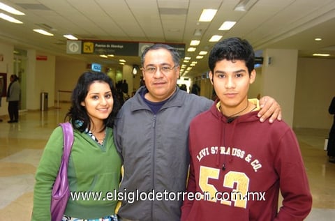 06012010 Colima. Ángela y Guillermo fueron despedidos por su papá Francisco Rosales.