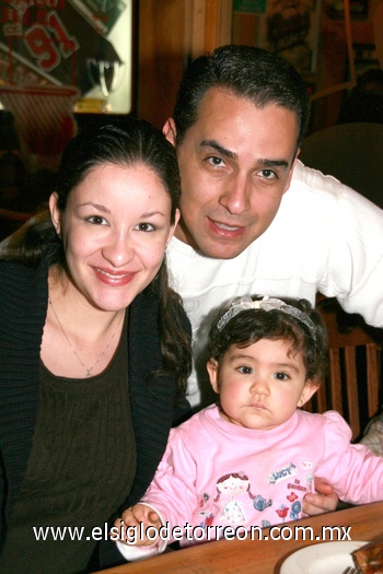 07012010 Verónica y Pedro Carreón con su hijita Adriana.