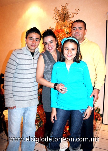 07012010 Ricardo y Mary con sus hijos Ricky y Mariana. EL SIGLO DE TORREÓN/ÉRICK SOTOMAYOR