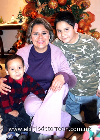 07012010 Olgalilia con sus pequeños Jesús y José Antonio.