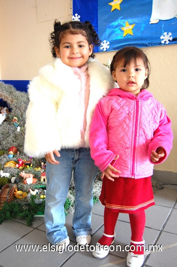 07012010 Michelle y Mildred disfrutaron de la Navidad. Son hijas de Dora Jiménez y Juan Landeros.