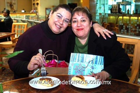 07012010 María Elena Vargas y Josefina Salazar de Sosa celebraron el Día de Reyes y a la vez  sus respectivos cumpleaños.