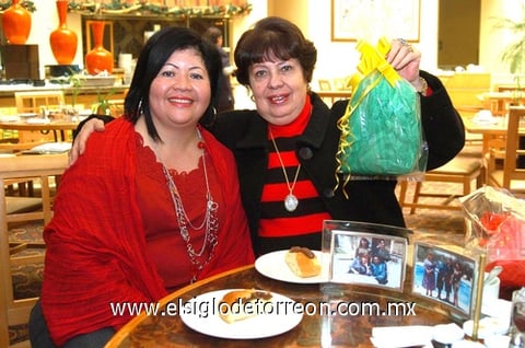 07012010 Cinthia Rodríguez e Irma Cruz, recibieron la visita de los Reyes Magos. EL SIGLO DE TORREÓN/JESÚS HERNÁNDEZ