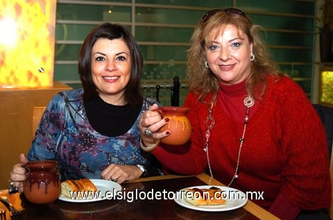 07012010 Gaby Sterling y Lucía Amezcua, con un rico chocolatito.