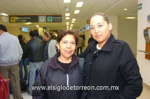 07012010 Ixtapa. María Elena Narváez despidió a su hija Elena Salazar.