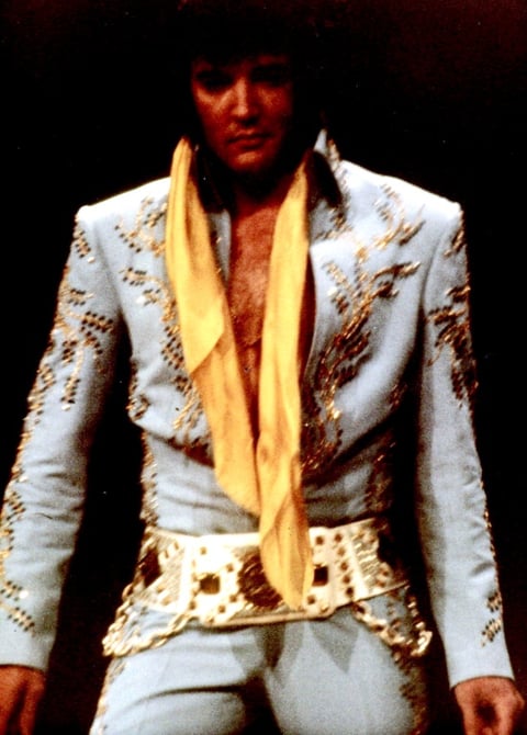 A los 42 años, el 16 de agosto de 1977, el cuerpo de Elvis fue encontrado inerte en el suelo de uno de los baños de su mansión y trasladado a Graceland, donde recibió el último adiós por parte de miles de fans.