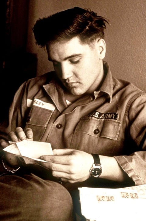 En 1958, Elvis recibió la notificación para incorporarse al ejército, hecho que trastocó todos los planes que tenía la Paramount Pictures y la RCA para 'El Rey del rock'.