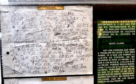 Fotografía de una carta encontrada durante un operativo de erradicación de cultivos ilícitos en el estado mexicano de Michoacán, expuesta en el Museo del Enervante en Ciudad de México, donde cerca de dos decenas de armas doradas, algunas con culata de diamante, otras con el nombre del sicario grabado en el cañón duermen en sus vitrinas, en el corazón de la Secretaría de la Defensa Nacional (Sedena).