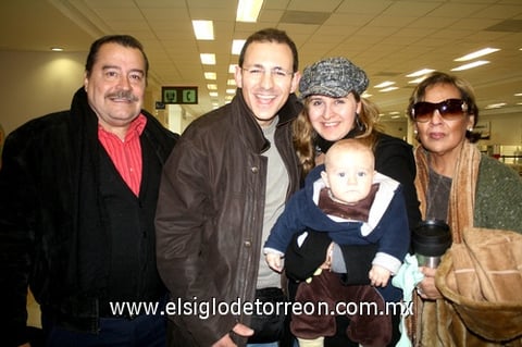 08012010 Francia. Bruno, Paty yAntonia se dirigen a París,
por lo que fueron despedidos por Donaldo y Paty.